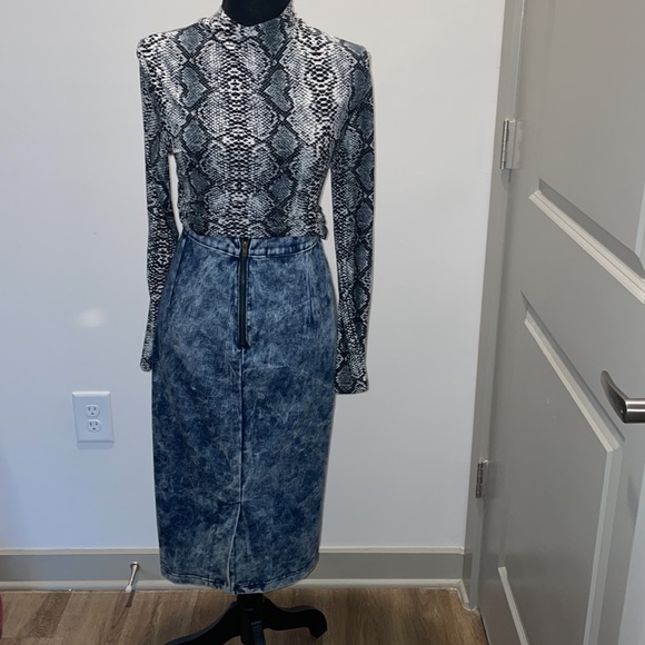 Light denim colored skirt - Picture 3 of 4